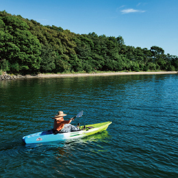 ［10  大村湾の島々］波が穏やかな大村湾は、絶好のカヤックスポットです。北には西海橋やハウステンボス、西には長崎空港。カヤックからは、普段見られない海面からの眺めを楽しめます。周辺にある野島や畝島などの無人島にも上陸できます。